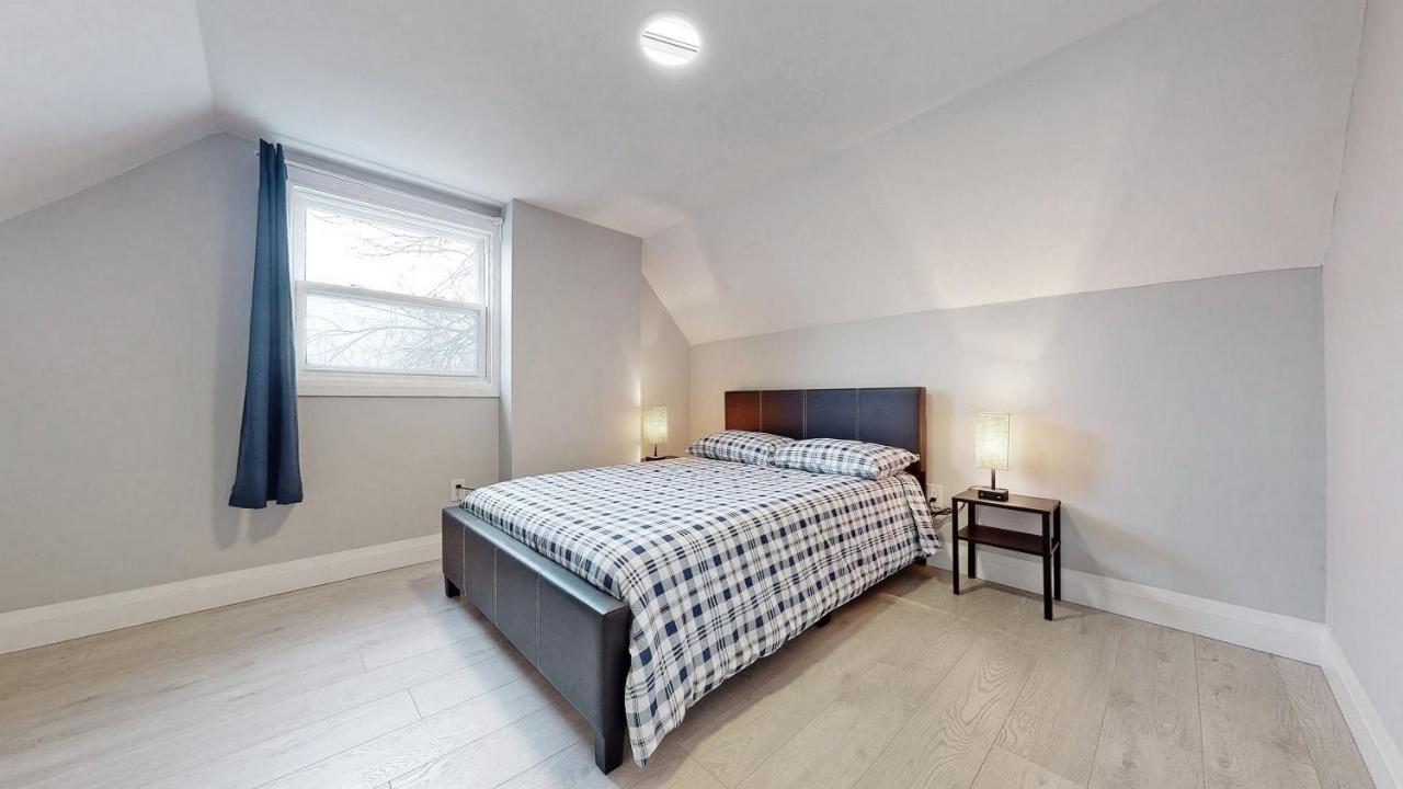 Three Bedroom In Hamilton Exterior photo